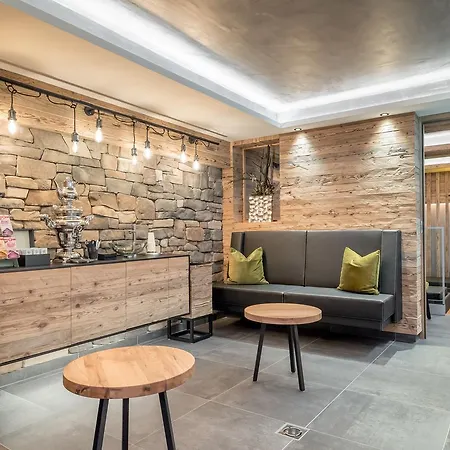 Garni Caroline ايشجل